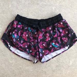 EUC Lululemon Hotty Hot Shorts Sz 6 - 2.5”